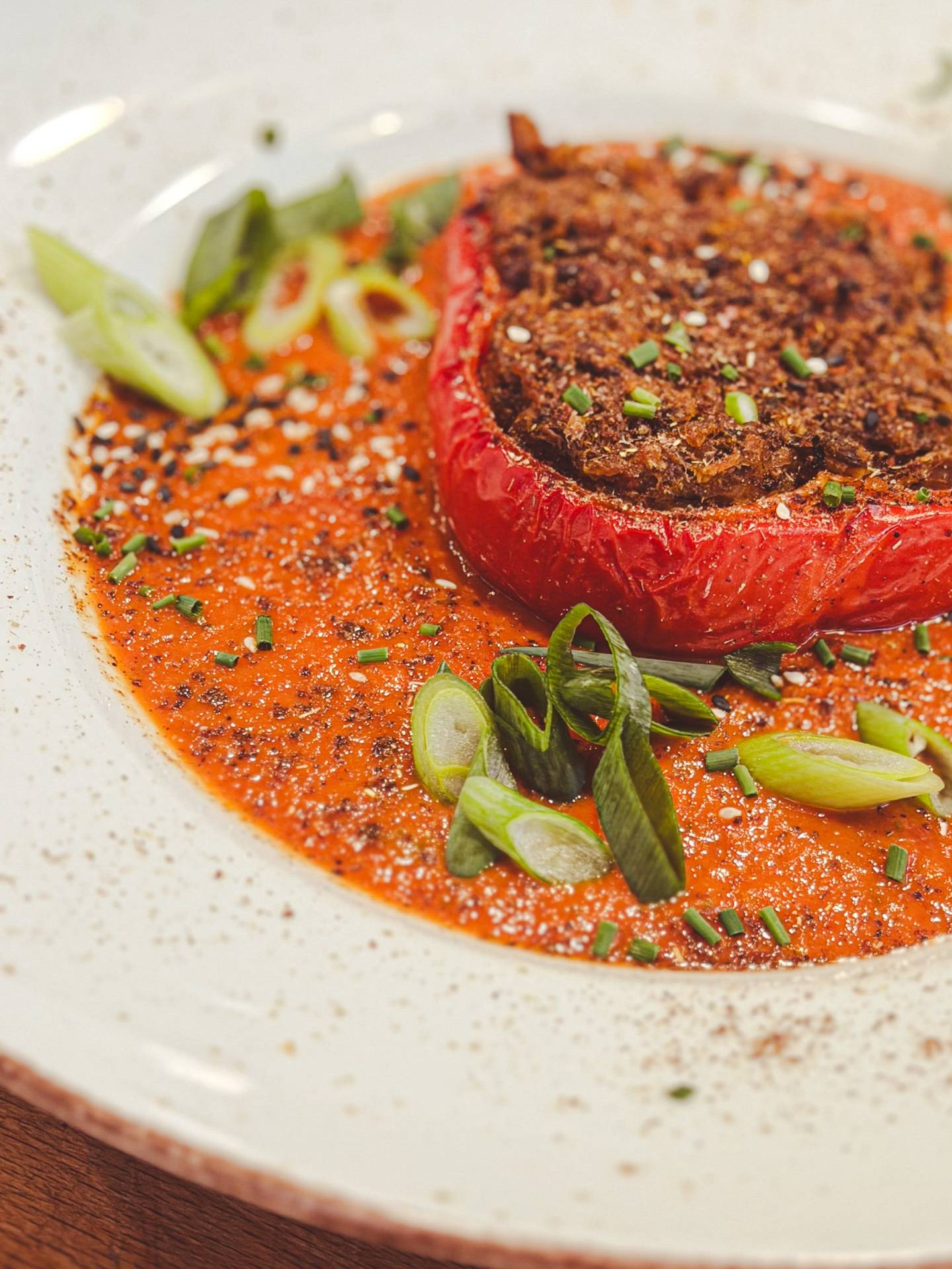 Plnená paprika so šošovicou a ryžou v paradajkovej omáčke
