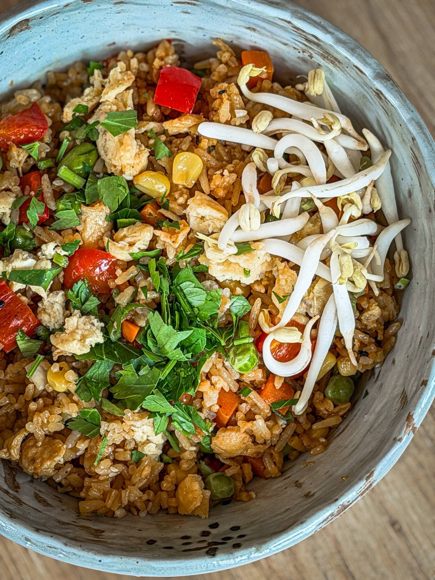 Teriyaki stir fry ryža so zeleninou, tofu a arašidmi