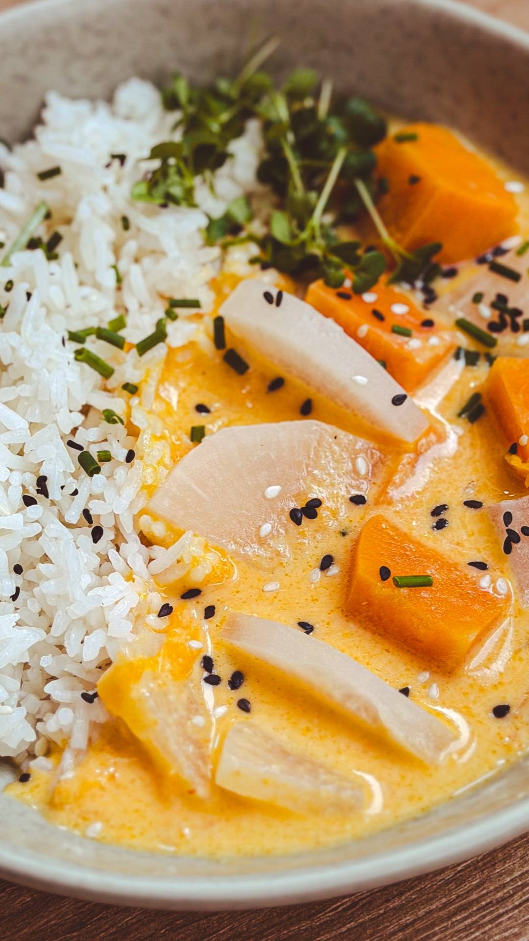 Žlté kari s batátmi a reďkovkami s basmati ryžou